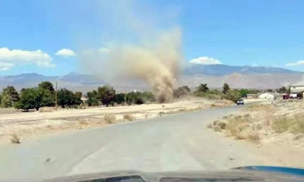 Νεβάδα: Σαρωτικός αμμοστρόβιλος περνάει κυριολεκτικά πάνω από σπίτι (βίντεο)